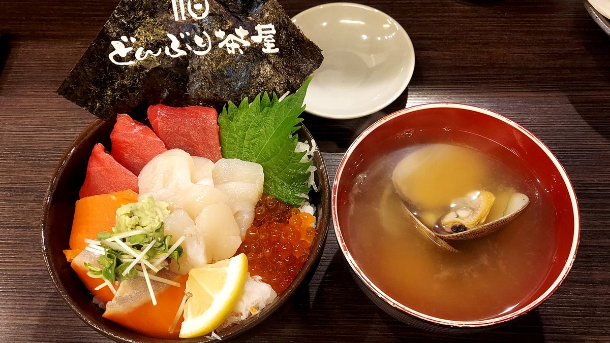 nst_2410's tweet photo. 札幌時計台と函館の街散策
海鮮丼絶品で美味かった！
やっぱり移動時間めっちゃかかるけど風景も楽しめた https://t.co/rqQnINQ1dG