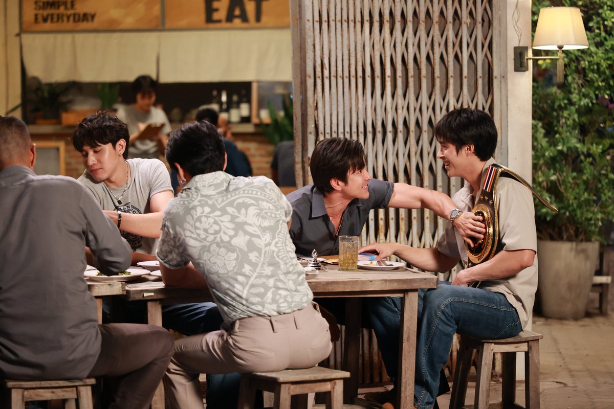 hokseeeiawtv's tweet photo. ฉลองแชมป์คนใหม่ 🏆🔥

Brothers EP1

#สองหัวใจep1 https://t.co/RX5iFq9ItT