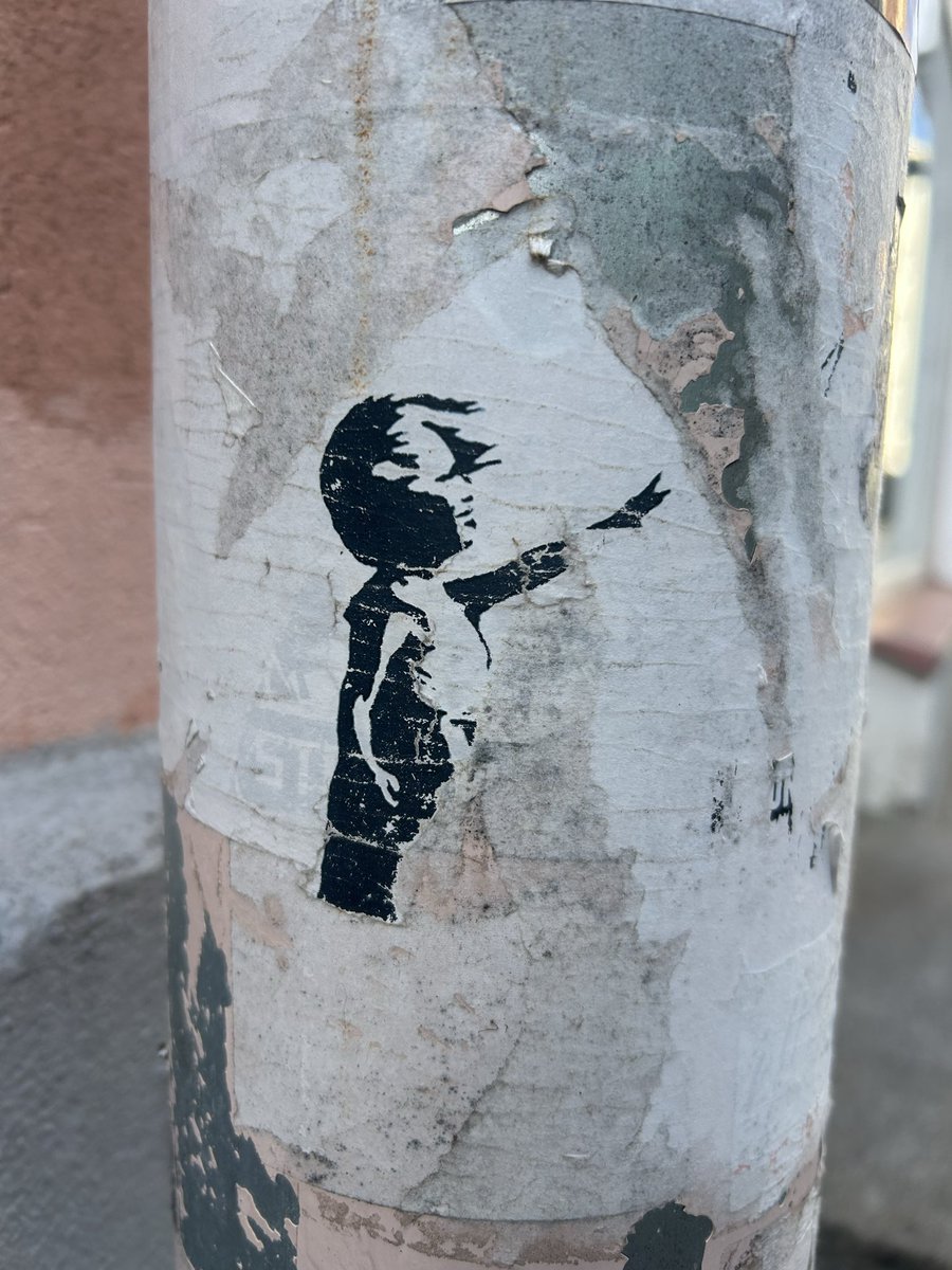 eeva_annika's tweet photo. Banksy ❤️ #kuva #kaunista #banksy #anonyymiataidetta #tallinna https://t.co/et0sen52L8