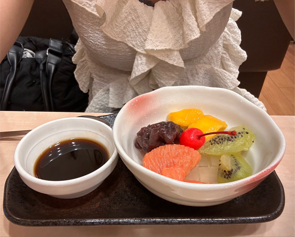 Reikachan88's tweet photo. 今日は帰りに久しぶりに会えた
高校部活🎾の同級生と寄り道ご飯！！
長い迷いの末選んだのは、
少しでもヘルシーにいきたい(？)
気持ちから
大葉のハンバーグ(これすっごく美味しい⋯！！！！)

あ、みんな今日の
 #れいポチ 忘れずにね💕︎ https://t.co/DihLEnlsjh