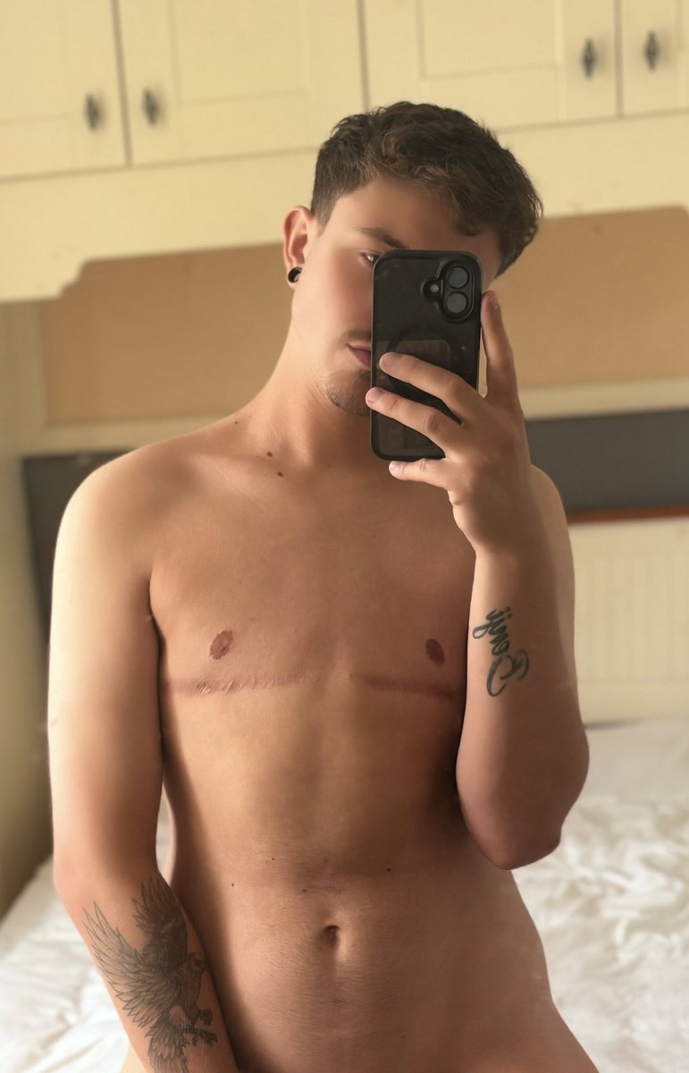 VisithZeaxs's tweet photo. Currently looking for a boyfriend if anyone’s interested in a 19 year old trans guy from England… 🏴󠁧󠁢󠁥󠁮󠁧󠁿 🙈 https://t.co/aOywpehlte