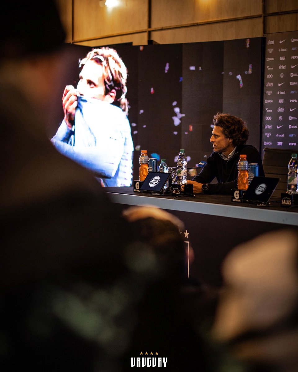 DiegoForlan7's tweet photo. Orgulloso y muy agradecido de volver a casa y estar al frente de mi Selección, de mi país.

Vestir la celeste siempre fue un sueño, y poder hoy representarla desde este lugar es un privilegio enorme y una gran responsabilidad.

Con humildad, trabajo y pasión, intentaremos juntos llevar la bandera a lo más alto.

@Uruguay nomá! 🇺🇾
