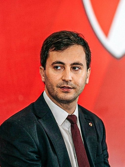 _iribarrenfacu's tweet photo. Hablemos de River 2026/27.

Puntualmente, voy a hacer un análisis PROFUNDO y DETALLADO sobre el plantel y su armado.

No voy a hablar directamente del DT ni de la dirigencia; me voy a encargar de analizar solamente el plantel desde lo futbolístico.

Por eso, en este post repasaremos en detalle el plantel ya conformado, con todas sus virtudes y sus defectos.

Creo que para analizar realmente cómo quedó conformado el plantel de River hay que separar dos conceptos que muchas veces se mezclan: calidad y perfil. Porque un mercado puede incorporar mejores futbolistas y, aun así, no construir necesariamente un equipo mejor. Y esa es mi principal sensación después de analizar línea por línea este plantel: River aumentó considerablemente su calidad individual, especialmente en ataque, pero varias de las necesidades que tenía antes de comenzar el mercado siguen exactamente en el mismo lugar.

El problema de fondo, para mí, está en cómo se seleccionan los futbolistas. Muchas veces parece priorizarse rendimiento por encima de perfil, cuando son dos cosas completamente diferentes: el rendimiento te muestra qué tan bien está jugando un futbolista dentro de determinado contexto; el perfil te muestra qué hace, cuáles son sus características y, fundamentalmente, cómo puede encajar dentro del equipo. Podés traer a un futbolista mejor que el que ya tenías y, sin embargo, no solucionar absolutamente nada si sus características vuelven a redundar sobre aquello que ya existe.

Empezando por la DEFENSA, River tiene buenos nombres e incluso mejoró considerablemente su jerarquía individual, pero sigue sin solucionar probablemente su mayor déficit del semestre pasado: la defensa del área.

Otamendi, Martínez Quarta e incluso Rivero son centrales con una tendencia bastante agresiva a la hora de defender. Les gusta abandonar la línea, anticipar, perseguir y defender hacia adelante. La diferencia es que Otamendi es, para mí, un defensor agresivamente bueno: interpreta muchísimo mejor cuándo saltar, cuándo anticipar y cuándo atacar al poseedor. Martínez Quarta, teniendo una naturaleza parecida, suele equivocarse bastante más en esos cálculos. Pero el problema no es necesariamente que sean agresivos, sino que River acumula futbolistas con esa característica sin tener como contrapeso a un central especialmente dominante defendiendo su propia área: más paciente, más posicional, fuerte en el juego aéreo y preparado para proteger los espacios que dejan los compañeros cuando salen.

Y esto no es un detalle. River perdió o complicó durante los últimos meses partidos en los que el rival prácticamente no necesitó producir demasiado para hacerle daño. Barracas o Aldosivi en este segundo semestre son los ejemplos más claros, pero pasó durante buena parte del semestre anterior: equipos que generan poquísimo encuentran una llegada aislada, un centro, una segunda pelota o una situación dentro del área y River la defiende mal. No necesariamente necesitabas un central individualmente superior a Otamendi: necesitabas uno que complementara lo que ya tenías.

Por eso nombres como Matías Moreno o Zaid Romero podían tener sentido incluso sin considerarlos defensores extraordinarios. No porque necesariamente fueran mejores que los centrales actuales, sino porque respondían mejor a una necesidad específica del plantel. Y esto resume bastante bien mi crítica: muchas veces no necesitás incorporar al mejor jugador disponible, sino al futbolista que haga mejor aquello que tu equipo no puede hacer.

Además, esa agresividad defensiva tiene consecuencias cuando River presiona alto. Si tus centrales tienden a saltar y Aníbal Moreno, que también es agresivo sin pelota y cubre muchísimo terreno, abandona su posición para perseguir o corregir, podés formar un triángulo defensivo extremadamente agresivo. Cuando el timing es correcto, River puede ahogar al rival (como vs. Rosario Central en semis). Cuando alguien llega tarde, empiezan a aparecer espacios enormes. Otamendi compensa muchísimo por lectura, pero en general sigue siendo un aspecto a observar.

Ahora hablemos de los laterales…

Acuña sigue siendo uno de los mejores jugadores del equipo y además cumple un papel creativo enorme. Con la llegada de Ortega, vi a mucha gente marcando la posibilidad de que pueda jugar eventualmente en el mediocampo, sí, pero convertir eso en el plan principal del equipo me parecería un error: moverías a uno de tus mejores futbolistas de la posición donde mejor rinde para hacerle lugar a un lateral inferior y, además, le agregarías responsabilidades que podrían alejarlo de una de las cosas que River más necesita de él: generar ventajas, encontrar pases profundos y producir situaciones desde izquierda.

Por derecha, Montiel ofrece garantías, pero el cambio que hicimos con Bustos-González sí me parece una pérdida de calidad. Incluso siendo suplentes, la idea de traer simplemente un futbolista “cumplidor” tiene un problema: el suplente existe precisamente porque eventualmente va a tener que jugar y, cuando lo hace, no suele rendir bien, como le pasó a Bustos con Belgrano. Y cuando eso ocurre en un partido importante, necesitás que tenga nivel suficiente. Si no podés mejorar significativamente a Bustos, es mejor quedarse con un juvenil o traer a alguien capaz de competir realmente con Montiel.

Pero donde más dudas tengo es en el MEDIOCAMPO.

Paso a explicar…

River acumuló una cantidad enorme de mediocampistas que pueden ocupar diferentes alturas entre el #5 y el #8, pero cuya relación con la pelota termina siendo demasiado parecida. Aníbal Moreno, Vera, Arambarri, Silva y Andrada: con matices evidentes entre todos, ¿cuántos son verdaderamente especialistas en romper líneas mediante el pase? ¿Cuántos reciben y tienen como primera intención encontrar al compañero dentro del bloque? ¿Quién activa al #10, al mediapunta o al delantero con un pase vertical? ¿Quién está dispuesto a perder cinco pelotas si eso significa que la sexta puede dejar a un compañero de frente al arco?

Creo que Andrada, que es uno de los refuerzos, mejora a Vera, Arambarri (mal traído) y a Silva. Es alguien que ayuda mucho al equipo a progresar. Algo en donde también salimos ganando con su incorporación es que es un mediocampista muy intenso, que cubre mucho terreno, algo que le vendrá excelente a Moreno para no hacer todo el trabajo defensivo solo y que viene muy bien pensando en los partidos en donde Ortega sea titular en el lado izquierdo; ya que este es bastante flojo defensivamente y, en general, creo que el ex-Vélez puede ayudar un poco a defender mejor la frontal del área y esas situaciones.

El problema con Andrada —que no es responsabilidad de él— es que no me parece el tipo de mediocampista que se pueda hacer cargo de forma solitaria y consistente de hacer progresar al equipo; es bueno haciéndolo, pero depender únicamente de él no me hace mucha ilusión, especialmente en fases decisivas.

Por eso River armó mal el mediocampo, porque no solo compró/tiene muchos futbolistas en la misma posición, sino que tampoco tiene a un líder organizador que se haga cargo de buscar al delantero centro o al #10.

River acumuló demasiados #5/#8, pero a pesar de eso, mejoró la calidad de la posición, sin necesariamente cubrir las carencias.

Ahora sí, hablemos de THIAGO ALMADA.

River necesitaba a un #10, eso está claro.

Pero acá hay varios detalles, así que empecemos por lo bueno: Almada es un muy buen atacante, muy, incluso más cuando juega en América, ya que le sienta muy bien jugar en este continente y parece ser su lugar en el mundo.

Con él, todo el equipo —principalmente el ataque— se ve profundamente mejorado en términos de calidad, pero no precisamente en lo que necesitás.

Almada no es un volante súper creativo y tampoco es el tipo de jugador del cual un equipo puede tener dependencia. Circunstancialmente podemos verlo, pero en general no es un #10 que filtre pases constantemente y habilite a sus compañeros así.

En Botafogo, el que se hacía cargo del equipo y era la manija creativa era Savarino y Luiz Henrique.

En Lyon, jugaba junto a Cherki.

Y en Argentina siempre se destacó por ser el mejor socio de Messi.

En los equipos donde brilló, siempre era una excelente segunda guitarra, que explotaba en el último tercio y tenía un buen 1v1. Ahora, tiene la primera oportunidad en su carrera de hacerse cargo de un equipo a nivel creativo, un desafío para él, pero un pequeño riesgo para River, ya que Almada no es alguien que haya hecho esto.

El mediocampo, entonces, tiene cantidad y tiene buenos futbolistas (mejoró la calidad), pero poca variedad y poco cubrimiento de necesidades. Y eso también afecta al banco: cuando el partido pide algo diferente, ¿qué tan diferente es realmente aquello que podés meter?

A todo esto hay que sumarle algo fundamental: River no solamente no incorporó todavía suficiente creatividad, sino que perdió futbolistas que la aportaban. Quintero podía entrar en un partido cerrado, recibir una pelota y cambiar completamente la dinámica mediante una sola acción. Kendry Páez, con sus problemas y particularidades, también era otro jugador técnicamente preparado para crear desde tres cuartos. Incluso Lencina. Si esos perfiles salen y no los reemplazás, no solamente mantenés una debilidad: en determinados aspectos podés empeorarla.

Y eso conecta directamente con la DELANTERA.

Acá sí creo que River elevó muchísimo la calidad. Probablemente sea la línea donde más mejoró. Ángel Correa es un futbolista de enorme jerarquía y, además, desde armado de plantel ofrece algo valiosísimo: versatilidad. Puede jugar como mediapunta, segundo delantero, extremo por cualquiera de los dos lados e incluso eventualmente como 9. Beltrán también eleva muchísimo el nivel técnico, cae mejor a recibir, puede asociarse y generar situaciones. Freitas, aun siendo naturalmente un segundo delantero, tiene una capacidad para atacar espacios que puede permitirle desempeñarse como referencia de una manera diferente. Almada —jugador del que ya hablamos, pero está bien contarlo como atacante— también mejora la calidad enormemente.

River tiene más talento arriba. El problema es que nuevamente calidad y necesidad no son necesariamente sinónimos.

El caso Borré me parece clarísimo. River necesitaba un 9 dominante dentro del área, autosuficiente, capaz de producir situaciones incluso cuando el funcionamiento colectivo no acompañara y, fundamentalmente, capaz de transformar poco volumen en muchos goles. Un delantero al que puedas alimentar, pero que también pueda sobrevivir cuando no lo alimentás.

Borré nunca fue exactamente eso.

Su mejor versión en River apareció dentro de un equipo que generaba una cantidad enorme de situaciones. Ese River podía permitirse que su delantero fallara porque probablemente cinco minutos después iba a volver a ponerlo frente al arco. Además, Borré potenciaba enormemente al equipo mediante presión, movimientos, apoyos, asociaciones y trabajo alrededor de otros atacantes. Era excelente dentro de ese ecosistema.

Pero este River no genera aquella cantidad de situaciones. Y el Borré actual tampoco es el Borré de 2018/2019. Por eso resulta extraño que, teniendo una necesidad tan específica, la respuesta haya sido justamente un delantero cuya principal virtud no es aquello que más necesitabas.

Y cuando mirás todo el ataque aparece otra cuestión: Borré, Beltrán y Correa, aun pudiendo ocupar el puesto de 9 en diferentes momentos, tienen mucho más de segundos delanteros que de referencias dominantes dentro del área. Freitas también parte conceptualmente de ese molde aunque ataque espacios muchísimo mejor. Tenés varios futbolistas capaces de jugar alrededor de un 9, asociarse con él, generar movimientos y crear ventajas. ¿Pero quién es ese 9?

Ese es el agujero.

River necesitaba un delantero que pudiera quedarse arriba, que baje a jugar, sí, pero que sepa dominar el área, atacar centros, convertir de manera consistente y eventualmente fabricarse una situación solo (autosuficiencia). Un perfil tipo David Romero, Fede Viñas o Gondou habría respondido mucho más naturalmente a esa necesidad.

También sigue faltando otro perfil ofensivo: el híbrido entre extremo y 10. Un jugador capaz de recibir abierto, atraer al lateral, cerrarse, convivir en tres cuartos y generar chances desde ahí. Antes River necesitaba especialmente ese futbolista de un lado porque del otro podía aparecer Quintero. Después llegó Kendry, curiosamente para ocupar zonas relativamente similares a Juanfer. Ahora salieron ambos y el problema que tenías en la izquierda, lo solucionaste con Almada, pero ahora el hueco está en la derecha por la salida del colombiano y el ecuatoriano.

Pereyra puede generar desequilibrio mediante conducción y Correa seguramente pueda resolver muchísimo por pura calidad individual, pero ninguno representa exactamente ese perfil creativo. Y nuevamente terminamos dependiendo muchísimo de Acuña para producir desde atrás o esperando que Correa/Beltrán inventen ventajas desde talento individual.

Por eso mi lectura final del plantel es la siguiente:

Creo que River va a hacer MEJOR muchas cosas que ya hacía bien. Tiene más calidad ofensiva (Almada, Correa, Beltrán). Tiene más jugadores para presionar (Arambarri, Correa, Beltrán, Borré). Puede ser mucho más peligroso en transición (Almada es perfecto para esto). Correa, Beltrán y Freitas deberían aumentar muchísimo el potencial cuando el partido se rompe y aparecen metros.

Pero al mismo tiempo tengo la sensación de que River puede seguir haciendo IGUAL O PEOR varias de las cosas que ya hacía mal: defendía mal su área: sigue sin incorporar un central especialmente dominante ahí. Tenía problemas para romper bloques bajos: sigue sin tener suficiente creatividad desde el mediocampo. Le faltaban futbolistas que arriesgaran con el pase: prácticamente sigue dependiendo de excepciones. Necesitaba variedad en el medio: volvió a acumular perfiles relativamente parecidos. Dependía demasiado de determinados futbolistas para generar chances: perdió a Quintero y Kendry sin incorporar claramente ese tipo de creatividad. Necesitaba un 9 autosuficiente y dominante dentro del área: incorporó a Borré, un delantero cuyas mejores virtudes aparecen justamente fuera de esas características. Necesitaba un híbrido extremo/10: tampoco llegó.

Entonces sí: River tiene un plantel con mayor calidad. Correa mejora muchísimo. Beltrán mejora muchísimo. Otamendi mejora jerarquía defensiva. Arambarri puede ser individualmente superior a jugadores que estaban anteriormente. Almada mejora el ataque también. Pero armar un plantel no consiste en juntar la mayor cantidad posible de buenos futbolistas; consiste en conseguir que las fortalezas de uno compensen las debilidades del otro.

Que si tenés un central que salta, tengas otro que proteja. Que si tenés un mediocampista que ataca espacios, tengas otro que pueda encontrarlo. Que si tenés segundos delanteros que se asocian, tengas un 9 que domine el área. Que si tenés jugadores que corren, tengas jugadores que sepan cuándo y dónde hacerlos correr.

Y ahí está mi principal duda con River: subió considerablemente el piso individual del plantel, pero no estoy seguro de que haya aumentado en la misma proporción su complementariedad.

Por eso creo que este equipo va a ser mejor en presión y transición, porque incorporó futbolistas que potencian justamente esas situaciones. Pero cuando tenga que defender su área durante cinco minutos, cuando enfrente a diez jugadores detrás de la pelota, cuando necesite encontrar un pase que nadie ve o cuando solamente tenga dos situaciones claras en 90 minutos, probablemente vuelvan a aparecer muchos de los mismos problemas.

Pero bueno, creo que llegué al final…

Puedo estar equivocado como lo estuve mil veces, pero esa es mi lectura del plantel de River ACTUALMENTE y de cómo está confeccionado.

Si llegaste hasta acá, te abrazo y te agradezco.

Quiero que compartas tu opinión obligatoriamente, voy a estar leyendo a todos.