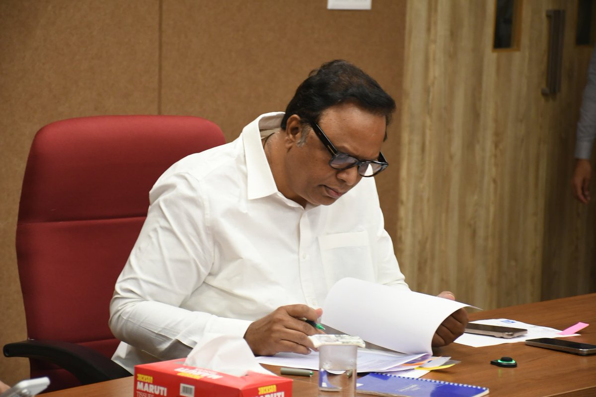 ShelarAshish's tweet photo. Convened a meeting with officials from the concerned departments to discuss the civic issues raised by St. Francis of Assisi Church, Vandre West, including drainage, waterlogging, sanitation, cleanliness and other essential repairs, and directed officials to take necessary action at the earliest.

Father Christopher Devasahayam Jeyakumar, Parish Priest/ Trustee of St. Francis of Assisi Church, H-West Ward Assistant Commissioner Dinesh Pallewad, along with officials from MSRDC, SRA and BMC, were present at the meeting. 

#Maharashtra #Mumbai #AshishShelar