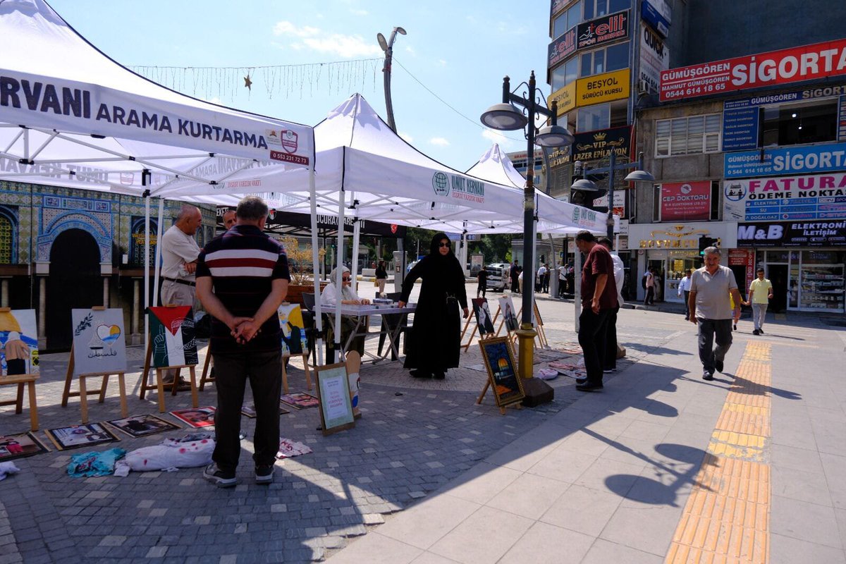 VANPSD65's tweet photo. Van Filistin'e Destek Platformu bileşenleri olarak Beşyol Meydanı kubbetus Sahra çadırının önünde Filistin ve Gazze'de yaşanan soykırıma dikkat çekmek amacıyla Gazze üç Mescid resim sergisi açtık. https://t.co/F1fiDuyDN1