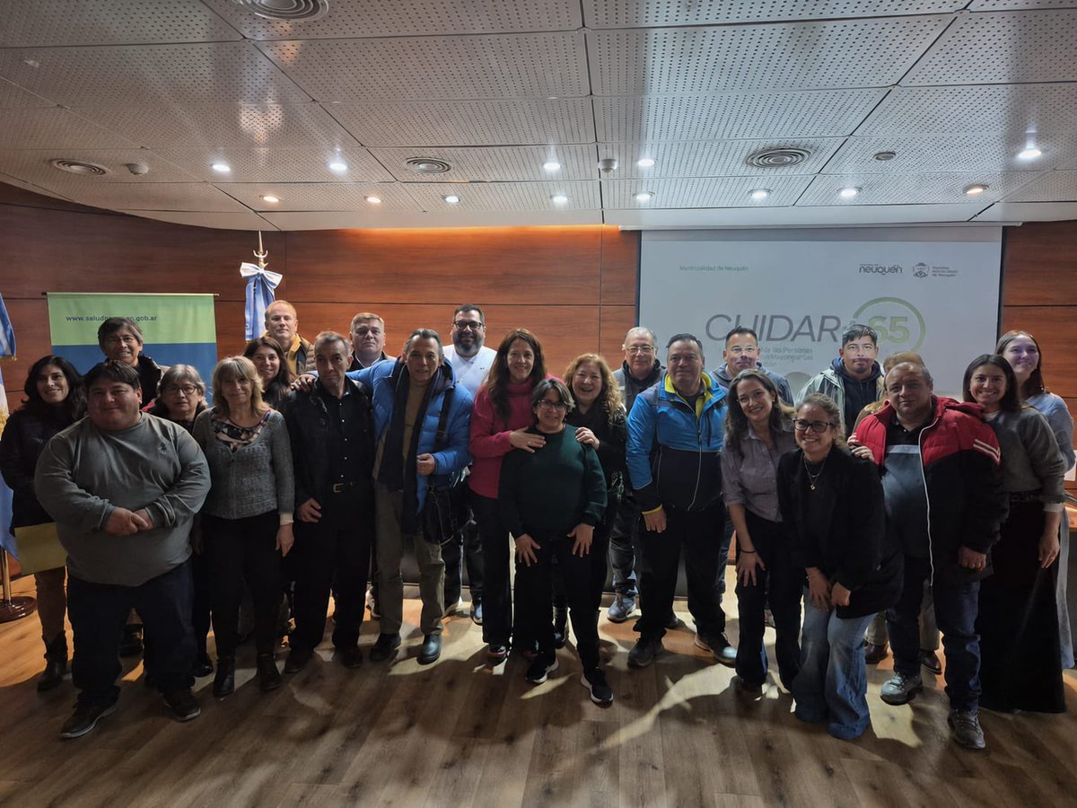 GiovanettL's tweet photo. Junto a los #Vecinalistas de la #CiudadDeNeuquen nos reunimos con el @MinSaludNqn a los fines de generar una vinculación estratégica en los #BarriosDeLaCiudadDeNeuquen para  llegar a la población #AdultaMayor en su vinculación con el Sistema de Salud del @GobProvinciaNqn https://t.co/zEJCazBhhl