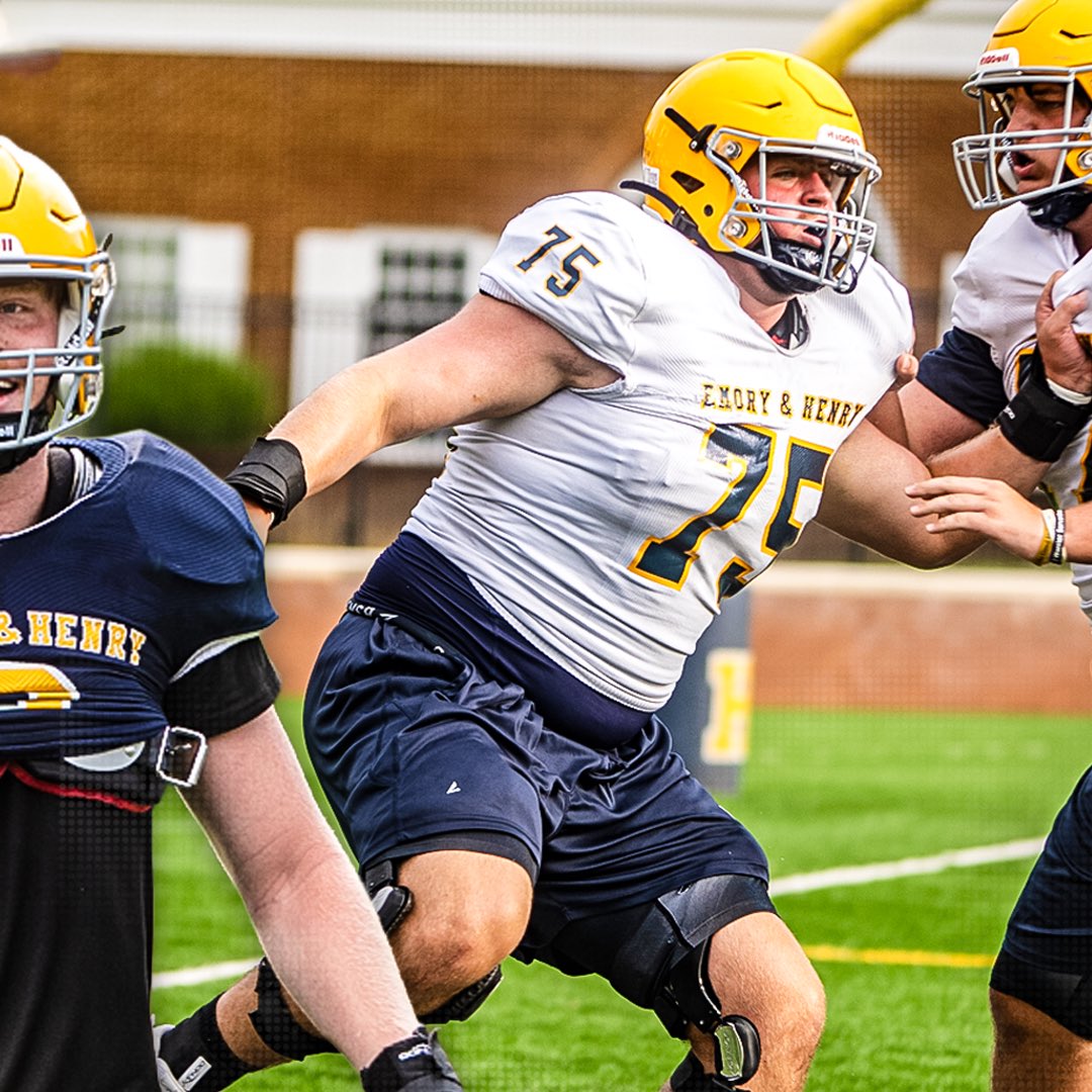 EmoryHenry_FB's tweet photo. 𝘽𝙖𝙘𝙠 𝙞𝙣 𝙖𝙘𝙩𝙞𝙤𝙣! 🔙🎬

#GoWasps 
#BlueCollarGoldStandard https://t.co/Ct6q5Y96ii
