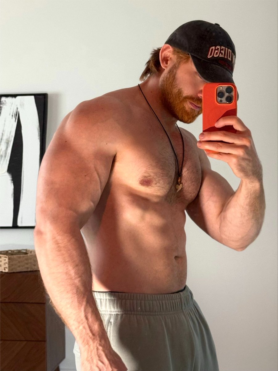 maxivillion's tweet photo. That’s how you pose with big biceps https://t.co/gJQfdyZNJr