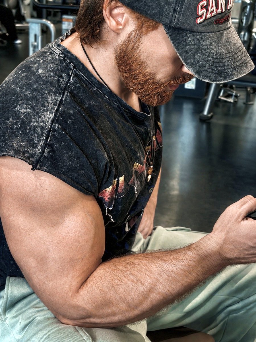 maxivillion's tweet photo. That’s how you pose with big biceps https://t.co/gJQfdyZNJr