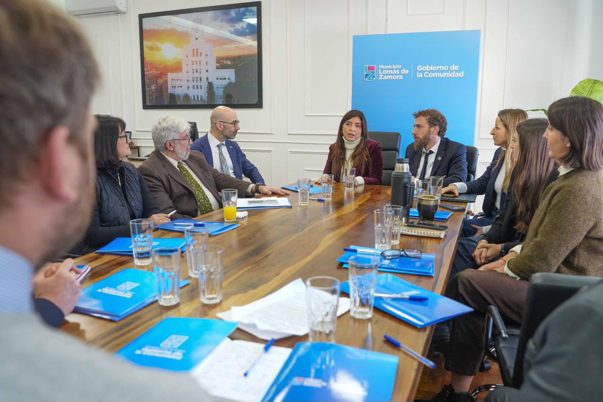 UEenARG's tweet photo. La UE y consejeros políticos de 🇩🇪 🇧🇪 🇸🇮 🇭🇷 🇫🇮 visitamos Lomas de Zamora.

Dialogamos con el Intendente @fotermin y la Ministra de Ambiente de PBA @danyvilar sobre política local y nacional, desafíos sociales y económicos y los lazos con Europa.

¡Gracias por recibirnos! https://t.co/alnybFVqEb