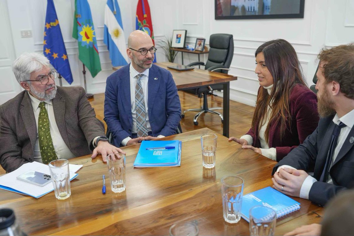 UEenARG's tweet photo. La UE y consejeros políticos de 🇩🇪 🇧🇪 🇸🇮 🇭🇷 🇫🇮 visitamos Lomas de Zamora.

Dialogamos con el Intendente @fotermin y la Ministra de Ambiente de PBA @danyvilar sobre política local y nacional, desafíos sociales y económicos y los lazos con Europa.

¡Gracias por recibirnos! https://t.co/alnybFVqEb