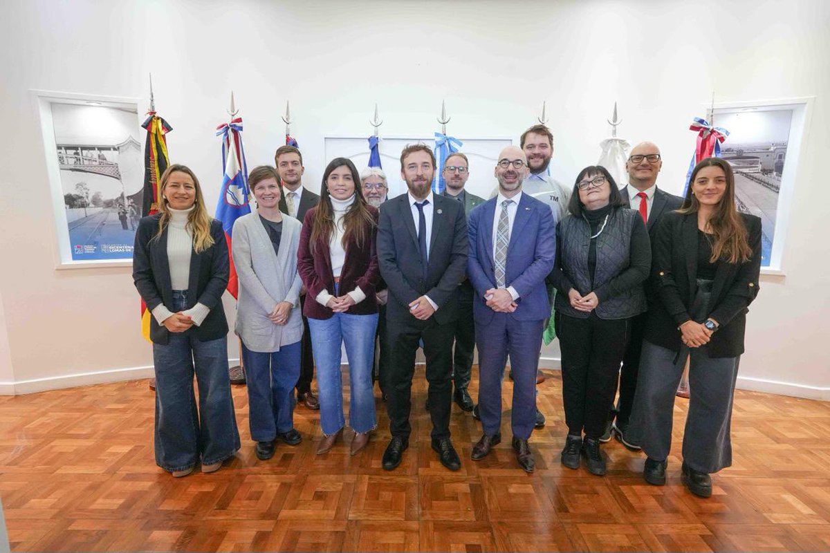 UEenARG's tweet photo. La UE y consejeros políticos de 🇩🇪 🇧🇪 🇸🇮 🇭🇷 🇫🇮 visitamos Lomas de Zamora.

Dialogamos con el Intendente @fotermin y la Ministra de Ambiente de PBA @danyvilar sobre política local y nacional, desafíos sociales y económicos y los lazos con Europa.

¡Gracias por recibirnos! https://t.co/alnybFVqEb