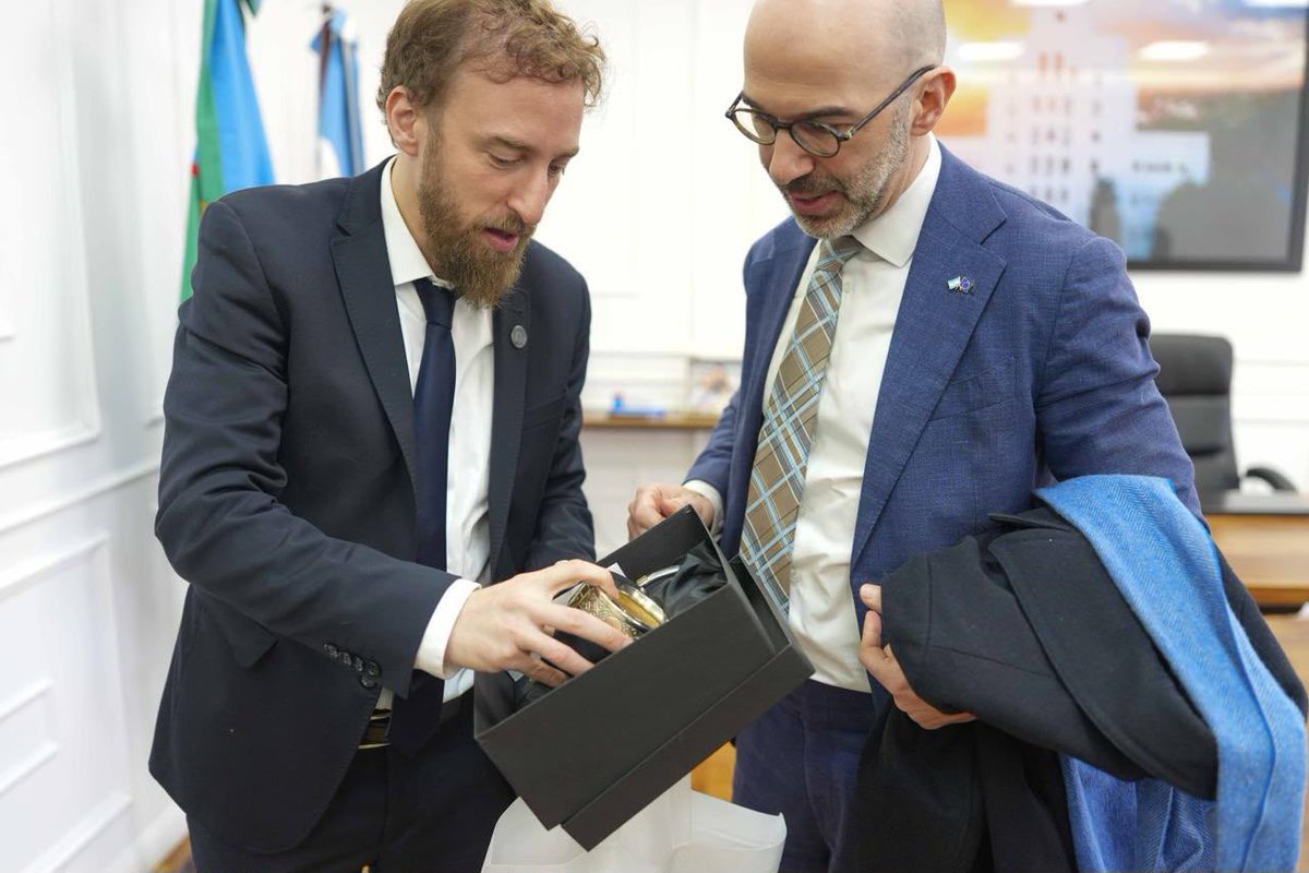 UEenARG's tweet photo. La UE y consejeros políticos de 🇩🇪 🇧🇪 🇸🇮 🇭🇷 🇫🇮 visitamos Lomas de Zamora.

Dialogamos con el Intendente @fotermin y la Ministra de Ambiente de PBA @danyvilar sobre política local y nacional, desafíos sociales y económicos y los lazos con Europa.

¡Gracias por recibirnos! https://t.co/alnybFVqEb