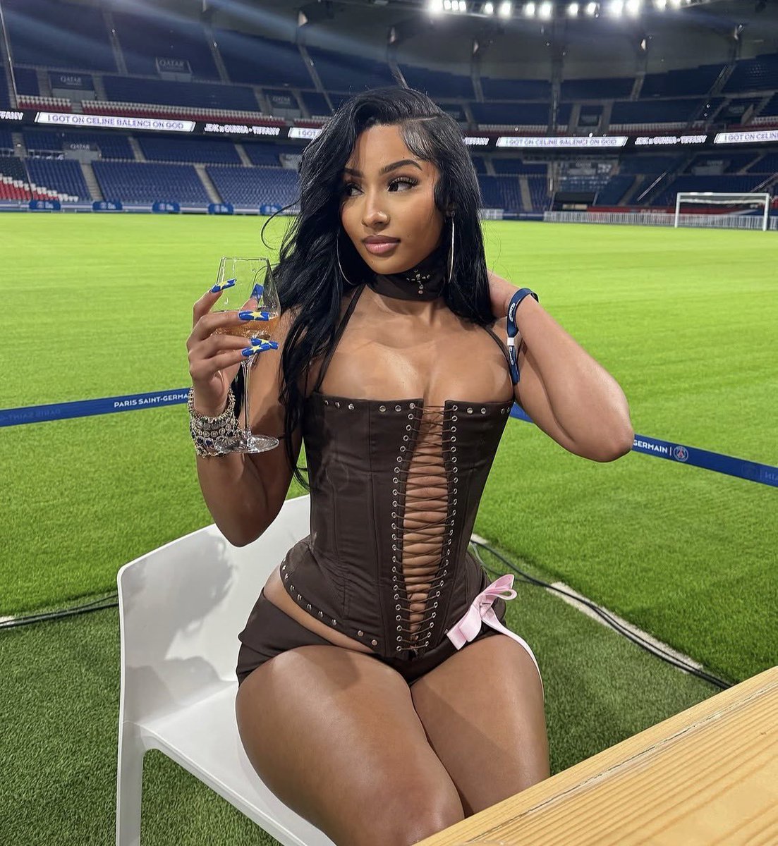 MCeloKentucky's tweet photo. See wetin the Rolls-Royce Saliba dey bag for vacation... Damn!🥶🥵 #RubiRose.
#Saliba. https://t.co/MnRjAarmrM
