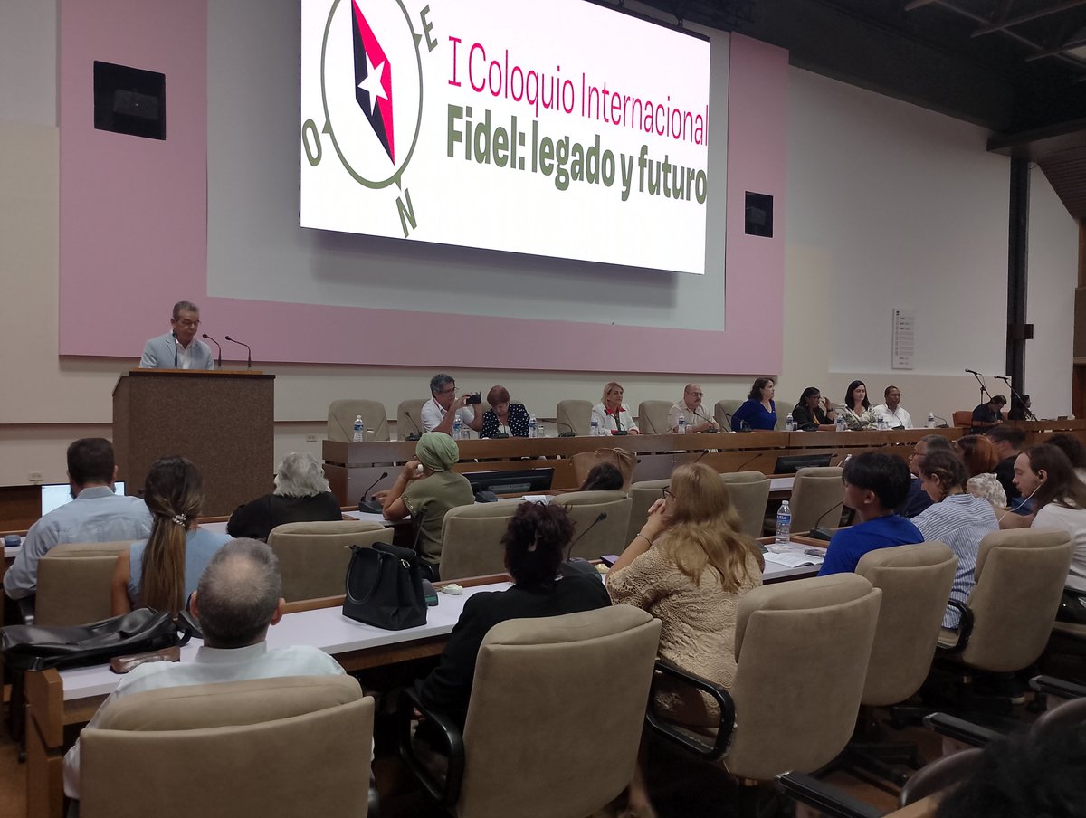 MINSAPCuba's tweet photo. 🩺 En el marco del I Coloquio Internacional “Fidel: legado y futuro”, sesionó el Coloquio "Fidel y la Salud, inaugurado con el documental “Invictos”.
⚕️La obra resaltó la visión de Fidel en la medicina comunitaria y la salud pública como derecho universal.

#100AñosConFidel https://t.co/0uM8Kkcefl