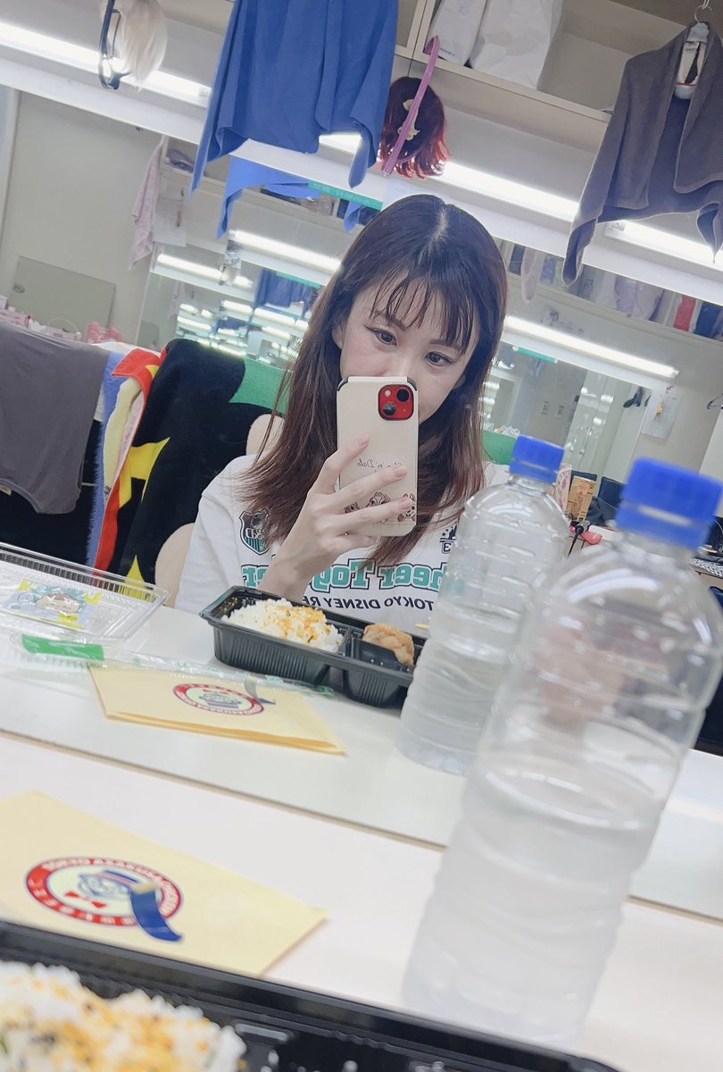 omimari_'s tweet photo. 先日深夜ゲネ汗だくになりながら、乗り越えて、今日も無事に本番を終えられました💃
楽屋で食べるお弁当って美味しい😋

明日雨風弱くなりますように🍃🌀🍃

 #ダンサー https://t.co/OLytlAgfc9