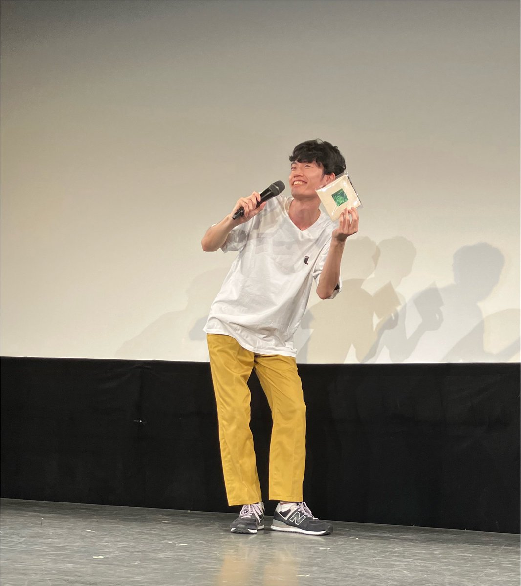 xumo3's tweet photo. 惹女香花　単独ライブ
R-1準決のネタがすごく面白かったので初めてライブに行ってみた。
漫談、ショートコント、フリップ、モニター、歌ネタと盛り沢山で、たくさん笑った！今後も応援する！

写真は、客席から観覧したり、死んだと思ったらポーチのおかげで命拾いした惹女さん https://t.co/8AETD933SZ