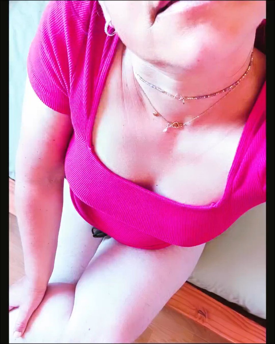scorpionnella's tweet photo. 🦂♥️  Photos-express avant de me rechanger pour sortir...pour préserver mon coup de ☀️ d'hier et contrer l'alerte orange canicule...😂  ➡️  top plus fin 🎽
Sinon, on me réclame des photos de plage, de mes jambes. Je rappelle être en vacances avec de la famille. Ne pas pouvoir faire des séances de photos comme je l'entends. Et ne pas pouvoir ordonner plage non plus tous les jours...Toi, tu fais toujours ce que tu veux ?  🤔🫠  Bonne fin de journée  😙😘

@FrancaisesSexy 
@BoobsDiscret2  
@Defiscoquin 
@PubPartage  
@AlexSalonX 
@up_crea
@PartageDefiHot
@Body_Art_be_fr
@nofacemodele
@OrgasmicGroup
@SpicyGirlsNSFW

#ScorpionVibes
#TuesdayVibes
#Mardi