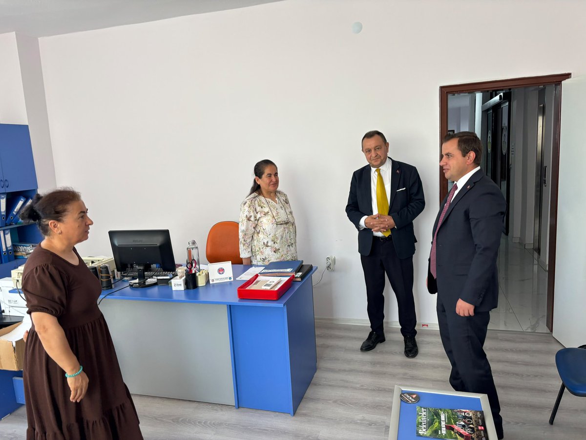 EmirdagKaymakam's tweet photo. 📍 Gömü Beldesi

Kaymakamımız Adem Topaca;

▪️ Gömü Belediyesi
▪️ Emirdağ Bölge Trafik Denetleme İstasyonu
▪️ Gömü Jandarma Karakolu

ziyaret ederek yürütülen çalışmalar hakkında bilgi aldı. https://t.co/GMmfz6xyzi