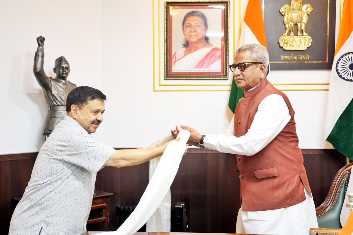 OmMathur_Raj's tweet photo. लोकभवन में आज प्रदेश के स्वास्थ्य एवं परिवार कल्याण मंत्री श्री जी. टी. ढुंगेल तथा विभागीय सचिव श्री छेवांग ग्याछो भूटिया ने शिष्टाचार भेंट की।  

इस अवसर पर मंत्री महोदय ने स्वतंत्रता दिवस के पावन अवसर पर स्वास्थ्य विभाग द्वारा राज्य के पहले  अंग प्रत्यारोपण केन्द्र एवं पोस्ट ट्रांसप्लांट आईसीयू के उद्घाटन समारोह में मुख्य अतिथि के रूप रहने हेतु आमंत्रित किया ।
@PMOIndia