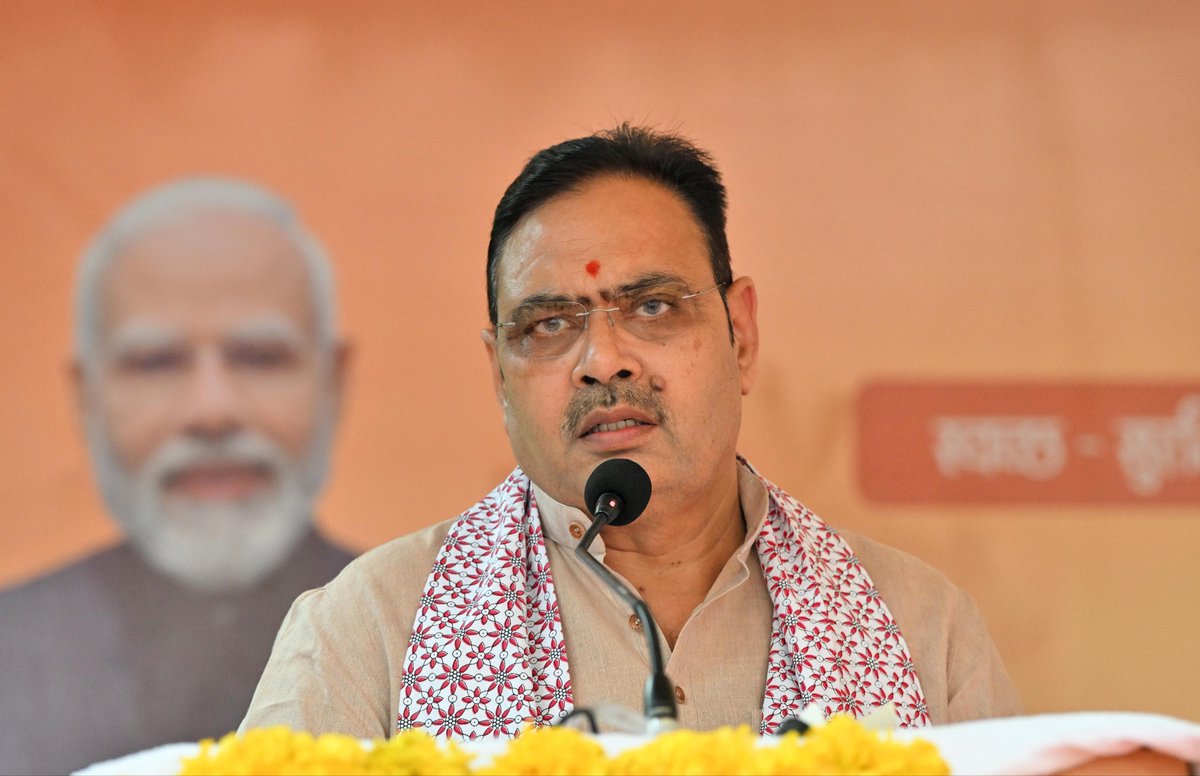 BhajanlalBjp's tweet photo. आज शासन सचिवालय परिसर से नई ‘पीएम-ई बसों’ को हरी झंडी दिखाकर रवाना किया।

जयपुर सहित प्रदेश के 8 शहरों में 110 पीएम ई-बसों के संचालन की शुरुआत राजस्थान में आधुनिक और हरित सार्वजनिक परिवहन व्यवस्था की दिशा में एक महत्वपूर्ण कदम है। इससे आमजन को अधिक सुलभ, सुरक्षित, सुविधाजनक और पर्यावरण-अनुकूल परिवहन सुविधा मिलेगी।

हरित गतिशीलता को बढ़ावा देने और प्रदेशवासियों को बेहतर सार्वजनिक सुविधाएं उपलब्ध कराने की इसी प्रतिबद्धता के साथ, आदरणीय प्रधानमंत्री श्री @narendramodi जी के मार्गदर्शन में हमारी सरकार स्वच्छ, आधुनिक और विकसित राजस्थान के निर्माण की दिशा में निरंतर आगे बढ़ रही है।

इस अवसर पर उपमुख्यमंत्री श्री @DrPremBairwa जी एवं नगरीय विकास राज्य मंत्री (स्वतंत्र प्रभार) श्री @officialkharra जी उपस्थित रहे।
