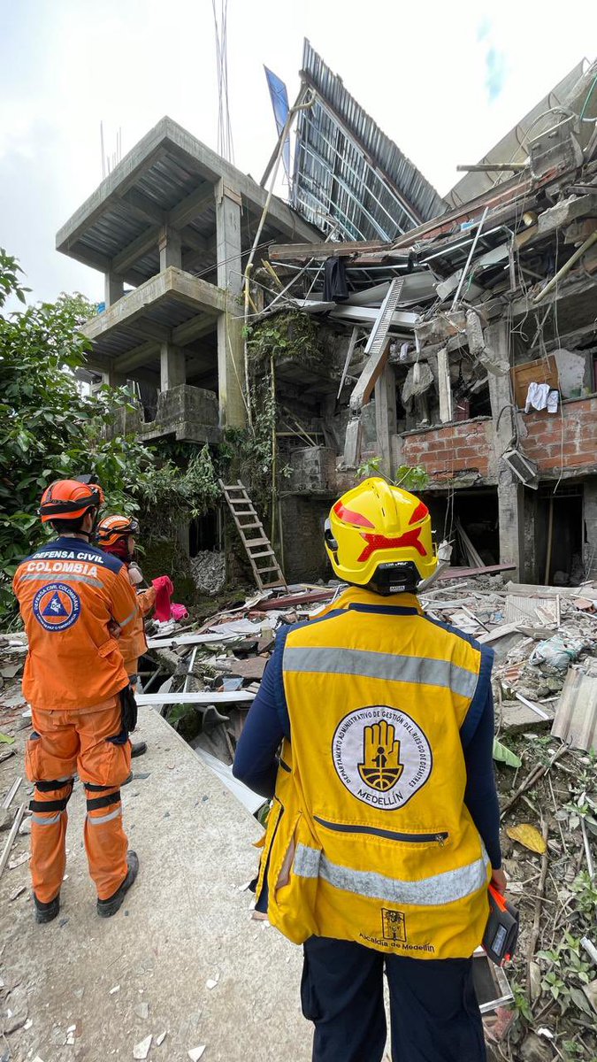 DAGRDMedellin's tweet photo. Nuestro equipo de #BomberosMedellín ya se encuentra instalado en Quibdó, enlazando con autoridades municipales para iniciar en frente de trabajo para operación de búsqueda y rescate en estructuras colapsadas. @AlcaldiadeMed @FicoGutierrez https://t.co/cByw8WPKMK