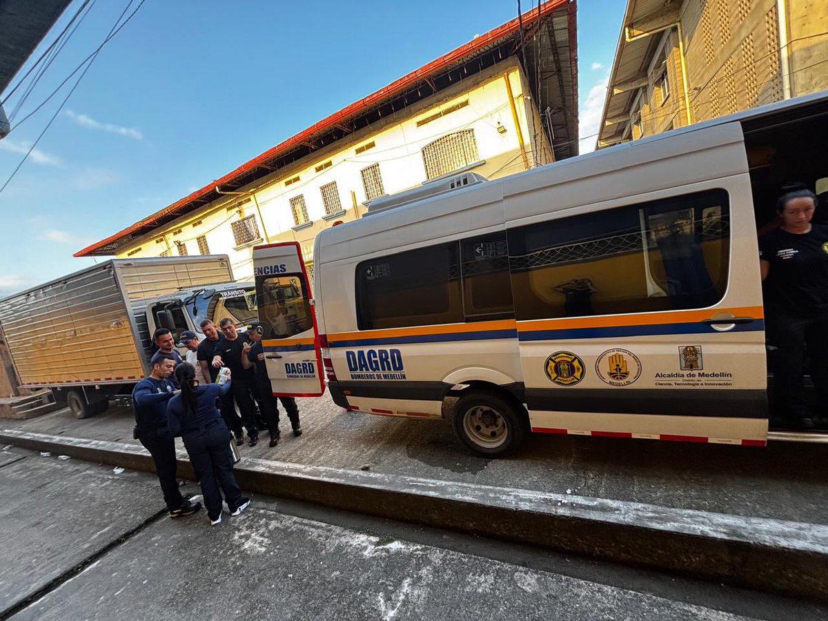 DAGRDMedellin's tweet photo. Nuestro equipo de #BomberosMedellín ya se encuentra instalado en Quibdó, enlazando con autoridades municipales para iniciar en frente de trabajo para operación de búsqueda y rescate en estructuras colapsadas. @AlcaldiadeMed @FicoGutierrez https://t.co/cByw8WPKMK
