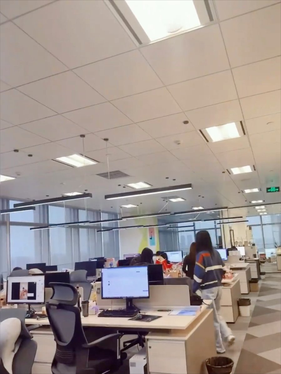 Senthamilk1's tweet photo. Just wrapped up another late night at the office—cold coffee, a half-eaten bag of chips, and a to-do list that’s still way too long. Counting down the minutes to my bed! https://t.co/2cs37jm2F7