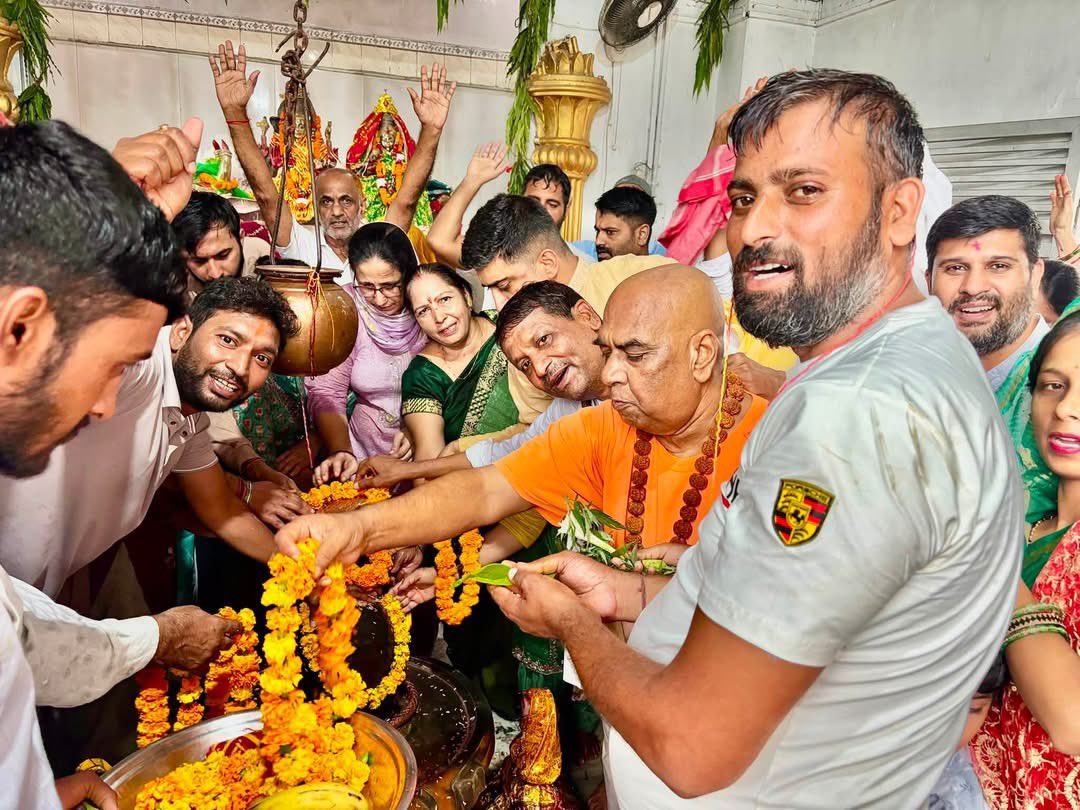 sainisanjay080's tweet photo. आज शिवरात्रि के शुभ अवसर पर बहादुरगढ़ सेक्टर 6/2  माता मंदिर में परिवार सहित रुद्राभिषेक करते हुए. रामकवार सैनी. https://t.co/reTD8aBDSh