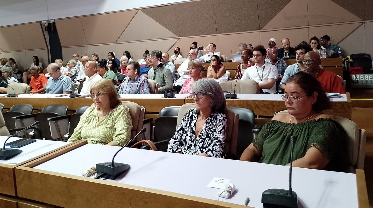 MINSAPCuba's tweet photo. 🩺 En el marco del I Coloquio Internacional “Fidel: legado y futuro”, sesionó el Coloquio "Fidel y la Salud, inaugurado con el documental “Invictos”.
⚕️La obra resaltó la visión de Fidel en la medicina comunitaria y la salud pública como derecho universal.

#100AñosConFidel https://t.co/0uM8Kkcefl