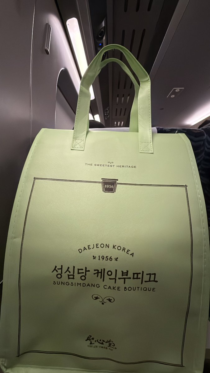 imerug's tweet photo. 누군가가당신을위해대전에서시루를사다준다면...
그사람은당신을정말사랑하는것입니다
이안에케이크말고사람들어있는것같아 https://t.co/okbotEUQW2