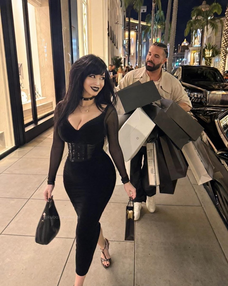 chocolaty89's tweet photo. Drake finally found the one 🖤💍 https://t.co/Cz0uaCv7hT