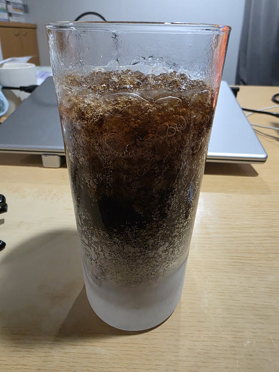 kokugozemi's tweet photo. キンキンに冷えたコーラ飲みたいな〜と思って、冷凍庫にグラスを入れて一晩経ってからコーラ入れたんですけど、注いだらシャーベットになりました！フローズンドリンク作りたいときにオススメです🍹 https://t.co/IS4jRNMiNy