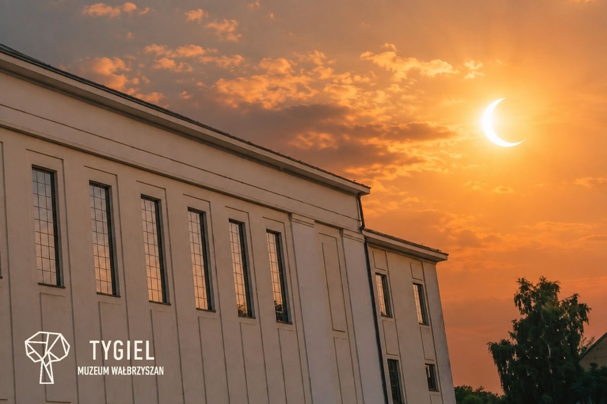 TYGIELWalbrzych's tweet photo. Już jutro częściowe zaćmienie Słońca! 🌒 Ta kosmiczna gra światła i mroku przypomina nam o tym, co już jesienią odkryjecie w @WalbrzychMM .
W dawnej siłowni kopalnianej rośnie Tygiel. Antracytowa przeszłość spotka się tu z jasnymi emocjami. 🖤✨ 
@Stara_Kopalnia 
@RomanSzelemej https://t.co/YHHB5mjZh7