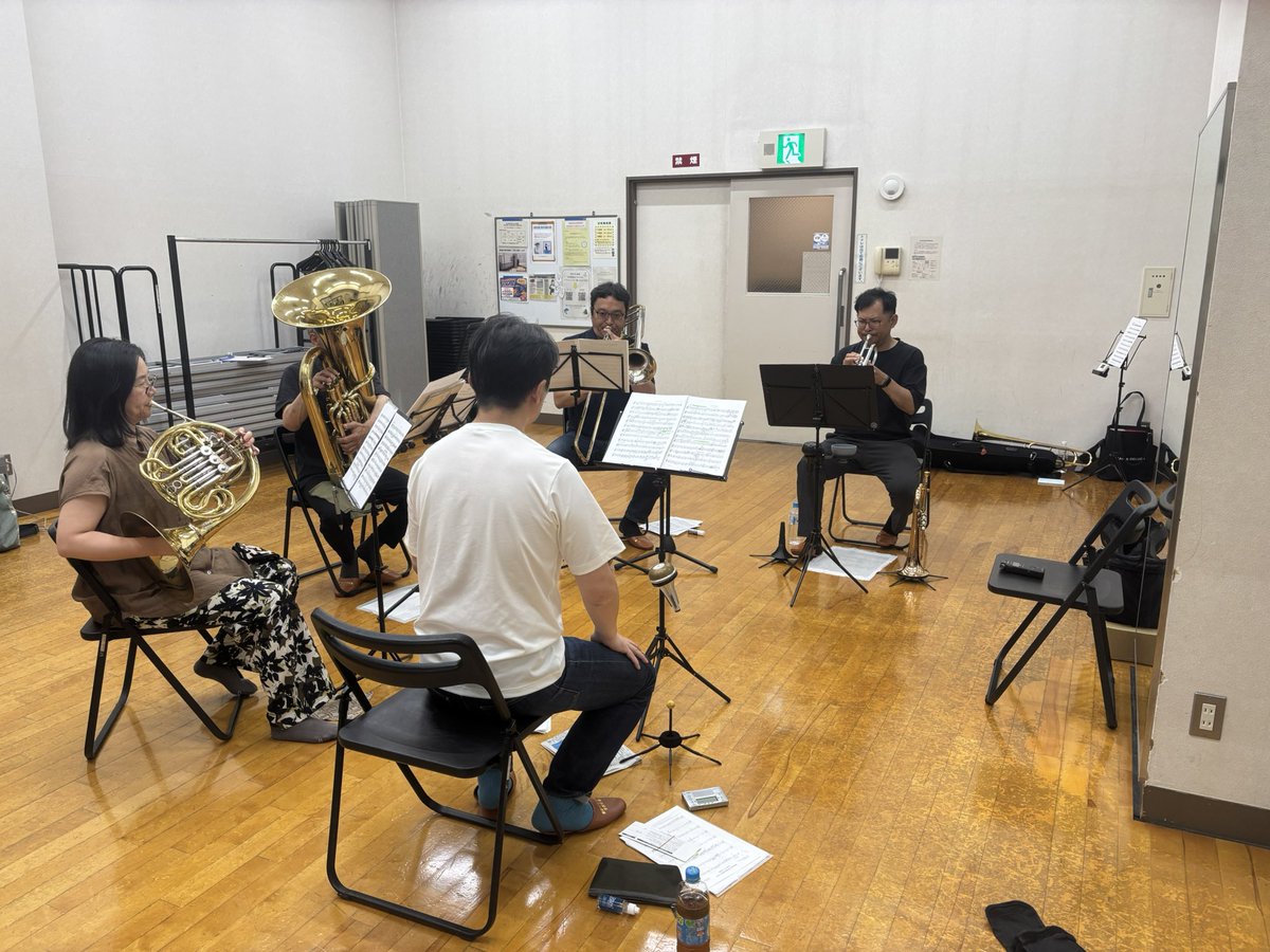 EErnst40980's tweet photo. ハーモニー進行や旋律の幅的な表現
どうやって終わるか？とか
こういうイメージがいいなーとか
言い合いながら、そして細かい所を掘り下げ練習もしたりして充実的な練習✨
もう8月も中旬に入り10/4(日)が近くなってきました。
皆様に良い音楽をお届けできるよう頑張ります！
ぜひご来場くださいませ🎵 https://t.co/GqNcAxmxg1