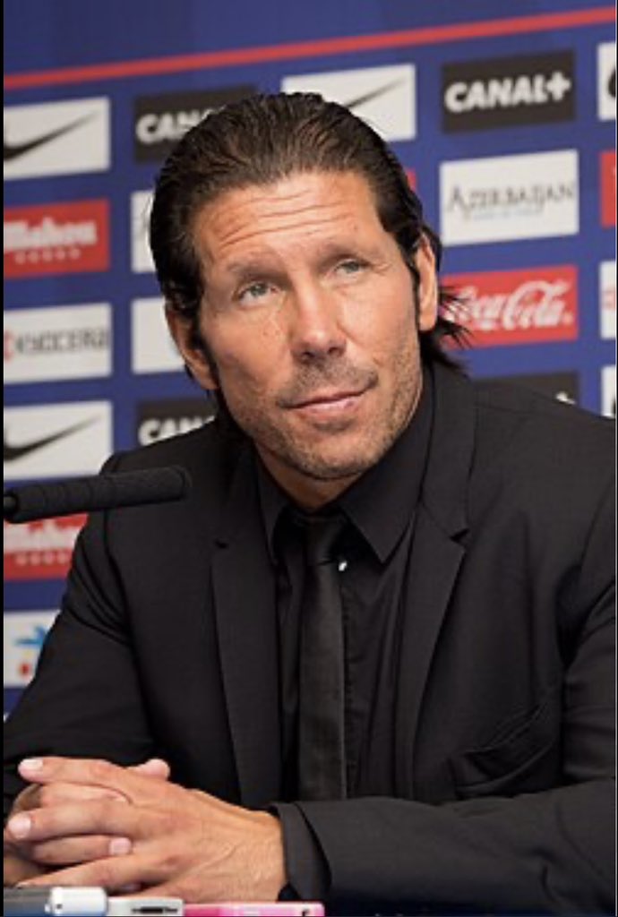 madridlatest91's tweet photo. 🚨Diego Simeone reply to Freixa saying Atletico €500m clause for Alvarez is null.

Reporter🗣️:According to Freixa a 500M€ clause would be null because there is a “disproportion” between the clause, the salary, and the player's market value.

Simeone🗣️: I don’t know what he is talking about, I don’t think anyone can tell a team on how the value their player, if you are okay with the condition you proceed and trigger the contract, if you are not you meet with the club to see if they can beat it down.

Reporter🗣️: Don’t you think €500m is too much for Alvarez?

Simeone🗣️: Don’t you think the €1b for Yamal and Pedri is too much?

Reporter🗣️: I don’t say that.

Simeone 🗣️Thank you😌