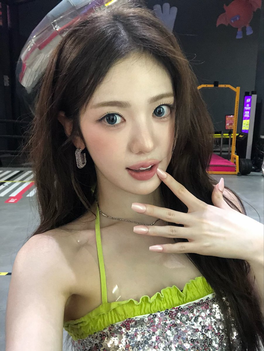 4qoo4era's tweet photo. 야 뀹모연. 너 이라크파병간거아니엇어? 왜 의사가운벗고이러고잇어? https://t.co/ZUVt1GHZq9