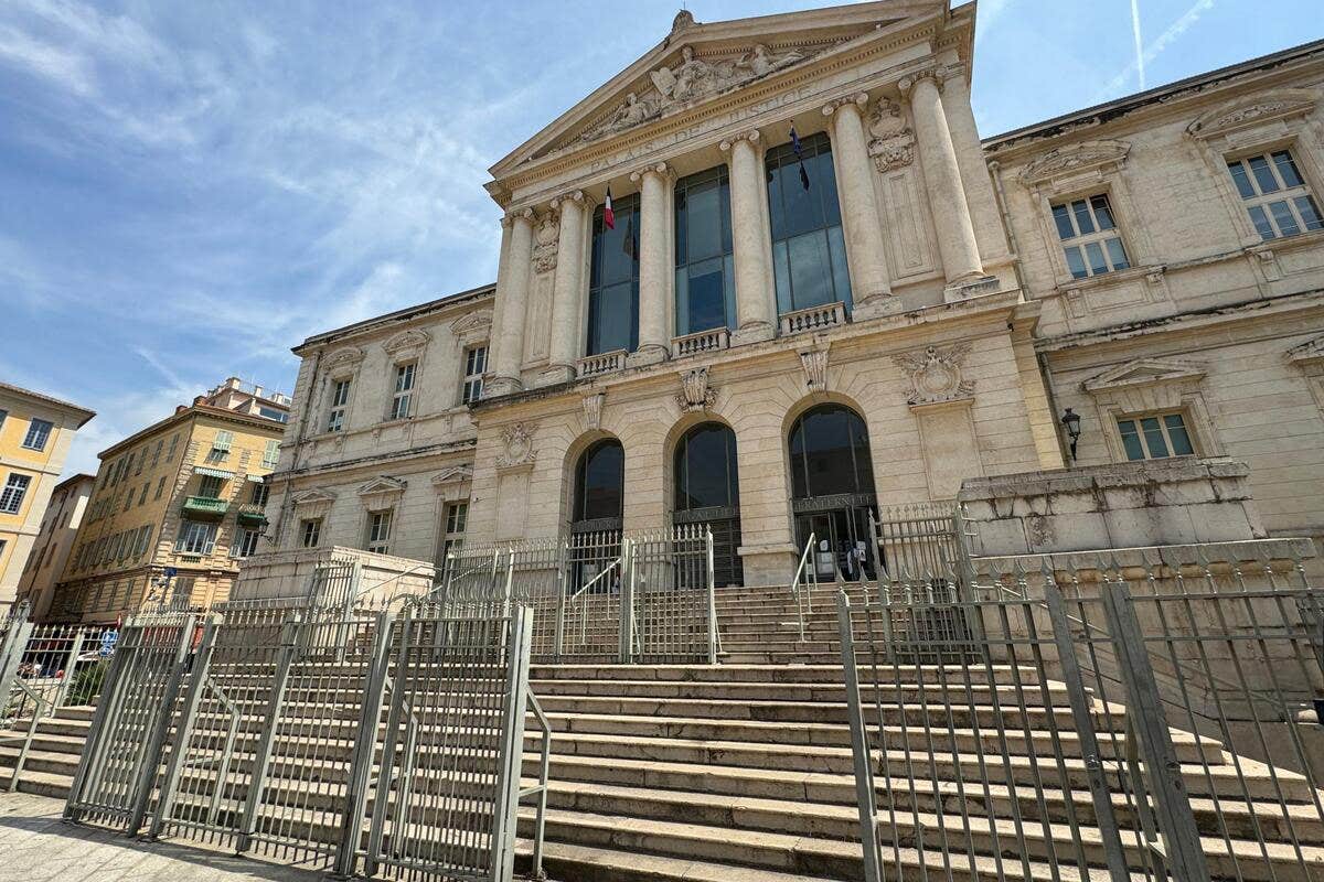 F_Desouche's tweet photo. Il consultait des vidéos pro-djihad et présente la religion musulmane comme un combat à mener contre les « kuffars » (mécréants) : le profil inquiétant d’un jeune radicalisé de 18 ans, interpellé à Nice (06) avec des munitions https://t.co/JuD6kNWoRR https://t.co/VO7qiTkWBm