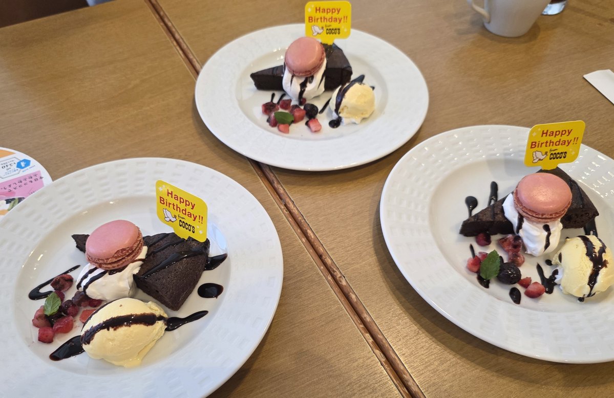Taeken01's tweet photo. 結構行ってる気がしてたのに実は四半期くらい空いてたメンツとココス
誕生日プレート３人は珍しいと思った(´▽｀) https://t.co/qManmuffqy
