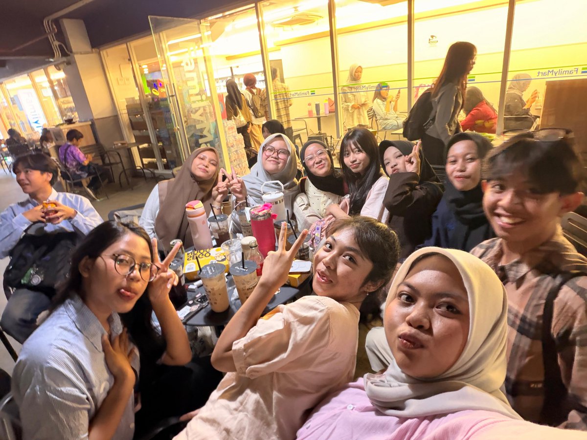 cardigrouwn's tweet photo. recap coolyeah day 1 & day 2 ๐๐ฉท๐ซฐ๐ป jujur keseringan nongkrong di efem jd kalo berangkat dr kost tikumnya kalo gak di efem ya di galeri fisip :) โ๐ป #Paham makasiH man teman udah FISIP ABIES walaupun jujur yeaah perutku keram karena ngetawain kalian #muach semoga kita awet โฅ๏ธ https://t.co/R90USMpXwq