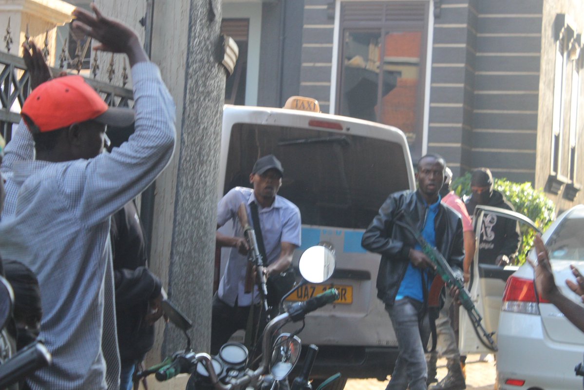 MotivKasagga's tweet photo. King Saha has been rounded off by armed gunmen upon his return to his apartment in Kyanja. He found them parked inside the premises, and put him at gunpoint. https://t.co/kGeitHCsoi