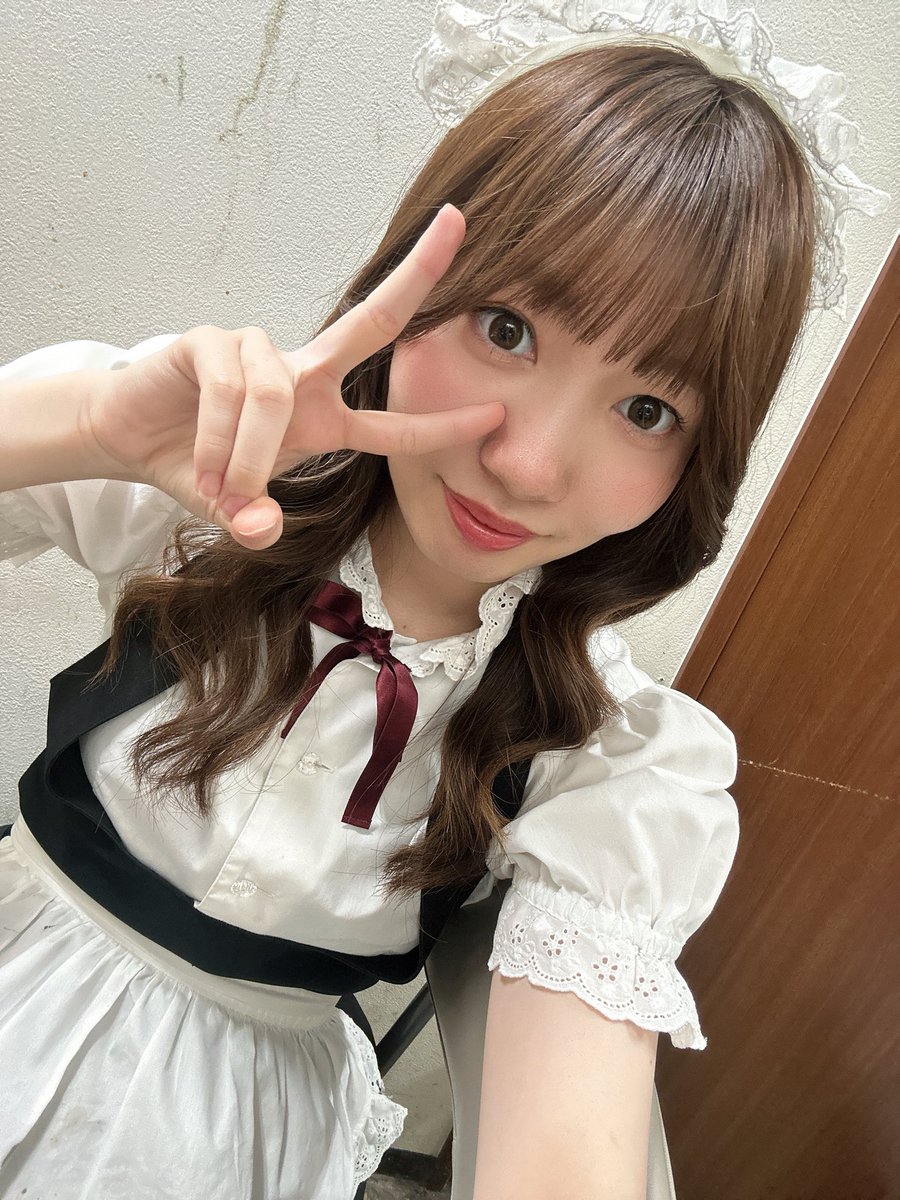choco_honey2's tweet photo. 早番いました！写真は前の髪の毛巻いたときのです！台風怖い中でもたくさんの人がご帰宅してくれて嬉しかった(  ˃ ᵕ ˂  )

お給仕終わりにママとラブ上等見た！ https://t.co/O0KuutSLQH