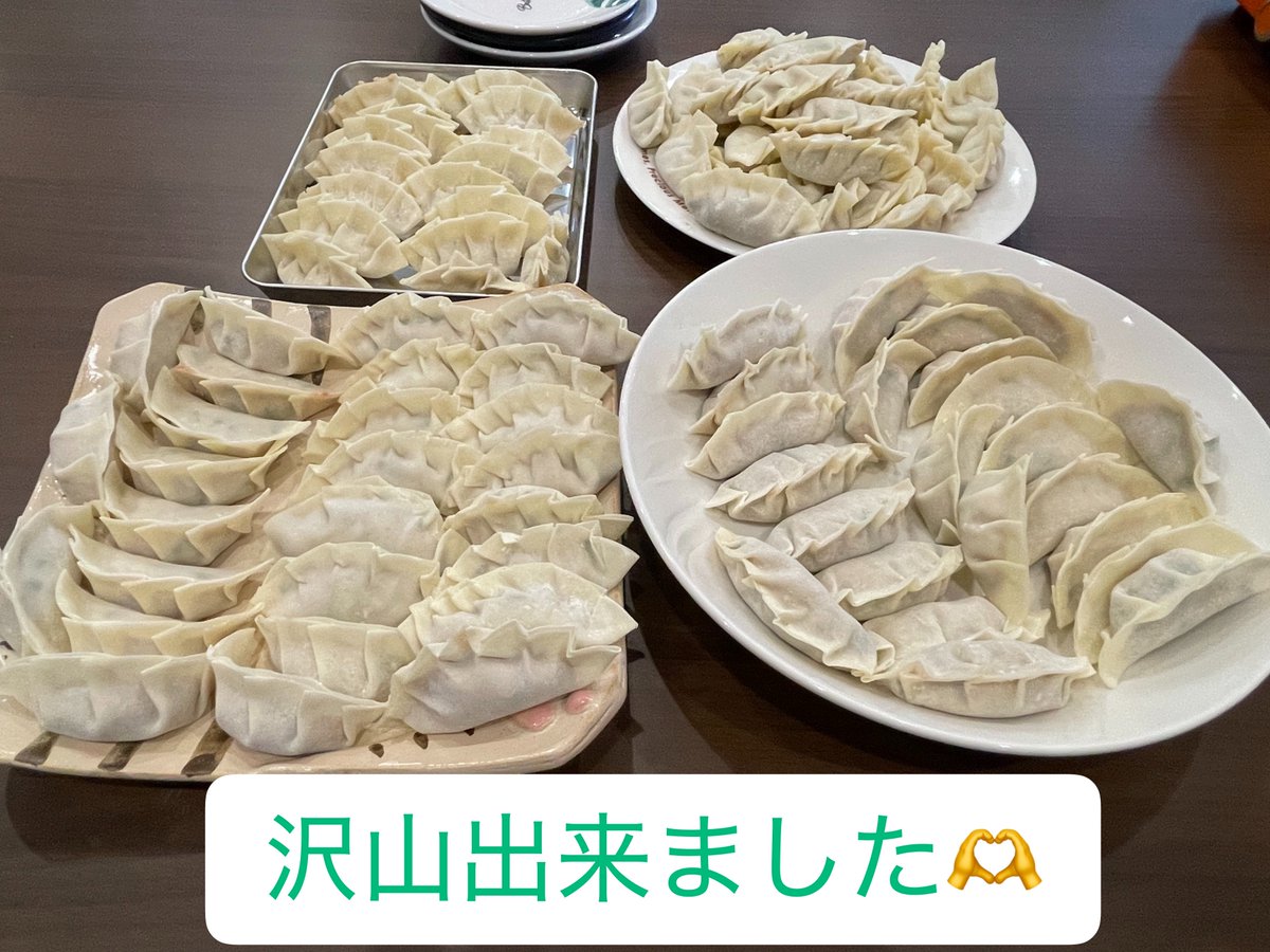 v5RTDIM1oCpccC8's tweet photo. 初めての手作り餃子パーティピーポーしてきた🥟
経験者にレクチャーしてもらいながら包んだ自分の餃子が可愛くて、、！笑
そしてまさかの夕張メロンを頂いたりなんかして🫶
楽しすぎて時間が溶けましたよね。
餃子の包み方に個性出るのも面白かったw https://t.co/JWWPsI7FYf
