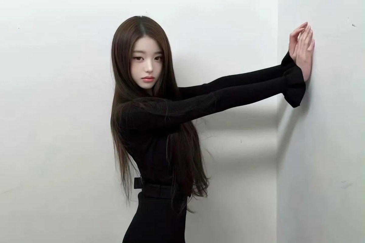 ojgoi51545974's tweet photo. The strongest long straight black hair on the planet https://t.co/d3M8LWvyIN