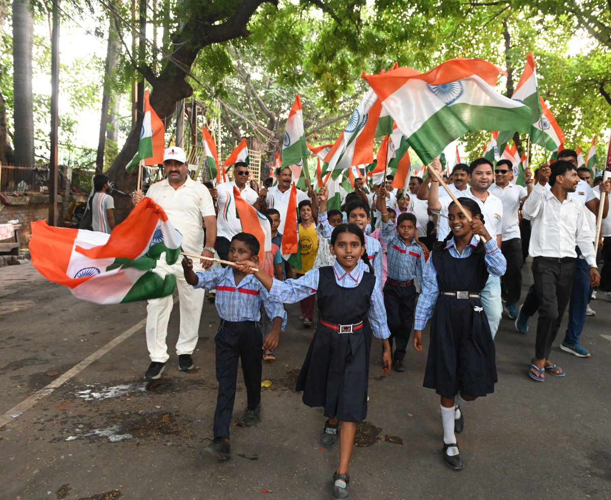 GovernorofUp's tweet photo. राज्यपाल श्रीमती आनंदीबेन पटेल की प्रेरणा से आज जन भवन, उत्तर प्रदेश से ‘हर घर तिरंगा’ अभियान के अंतर्गत पैदल तिरंगा यात्रा को विशेष कार्याधिकारी (शिक्षा)डॉ0 पंकज एल0 जानी एवं विशेष सचिव श्री श्रीप्रकाश गुप्ता ने हरी झण्डी दिखाकर रवाना किया जिसमें जनभवन कार्मिकों ने सहभागिता की। https://t.co/S8ilOJY1l9