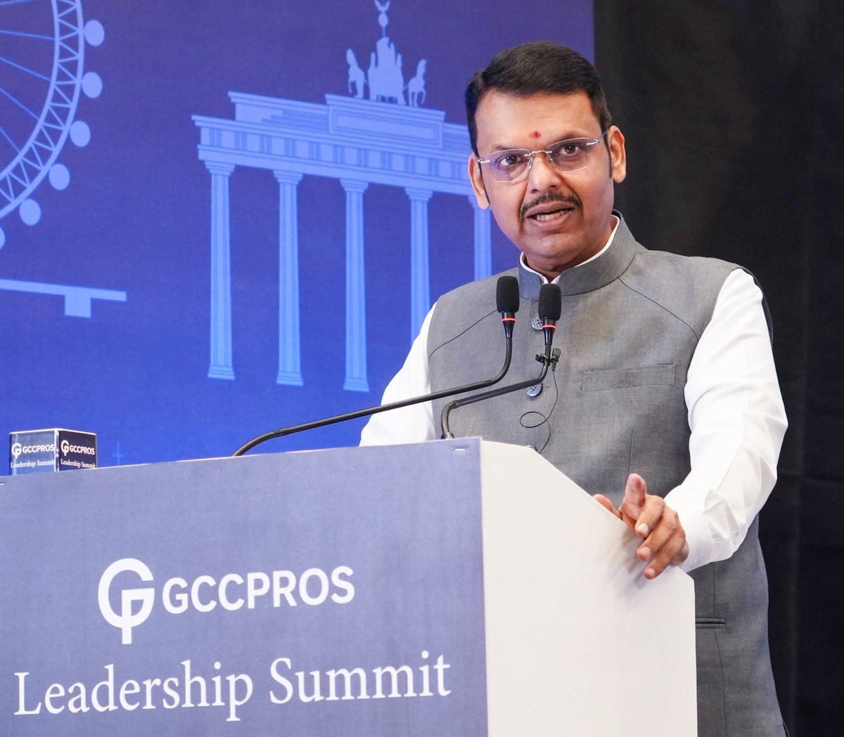 CMOMaharashtra's tweet photo. 🔸CM Devendra Fadnavis at the 'GCCPROs Leadership Summit.'
DCM Sunetra Ajit Pawar, GCCPROs CEO Shammi Prabhakar Singh, GCCPROS Co-founder and Coordinator Nilesh Deshmukh and other dignitaries were present.

🔸मुख्यमंत्री देवेंद्र फडणवीस यांची 'जीसीसीप्रोस लीडरशिप समिट' येथे प्रमुख उपस्थिती.
यावेळी उपमुख्यमंत्री सुनेत्रा अजित पवार, जीसीसीप्रोसचे मुख्य कार्यकारी अधिकारी शम्मी प्रभाकर सिंह, जीसीसीप्रोसचे सहसंस्थापक आणि समन्वयक नीलेश देशमुख व इतर मान्यवर उपस्थित होते.

🔸मुख्यमंत्री देवेंद्र फडणवीस इनकी 'जीसीसीप्रोस लीडरशिप समिट' में प्रमुख उपस्थिति। 
इस अवसर पर उप मुख्यमंत्री सुनेत्रा अजित पवार,जीसीसीप्रोस के मुख्य कार्यकारी अधिकारी शम्मी प्रभाकर सिंह, जीसीसीप्रोस के सह-संस्थापक और समन्वयक नीलेश देशमुख एवं अन्य मान्यवर उपस्थित थे। 

🕡 6.20pm | 11-8-2026📍Pune | संध्या. ६.२० वा. | ११-८-२०२६📍पुणे.
 
@Dev_Fadnavis @SunetraA_Pawar @shammiprabhakar @GCC_PROS
#Maharashtra #DevendraFadnavis #GCC