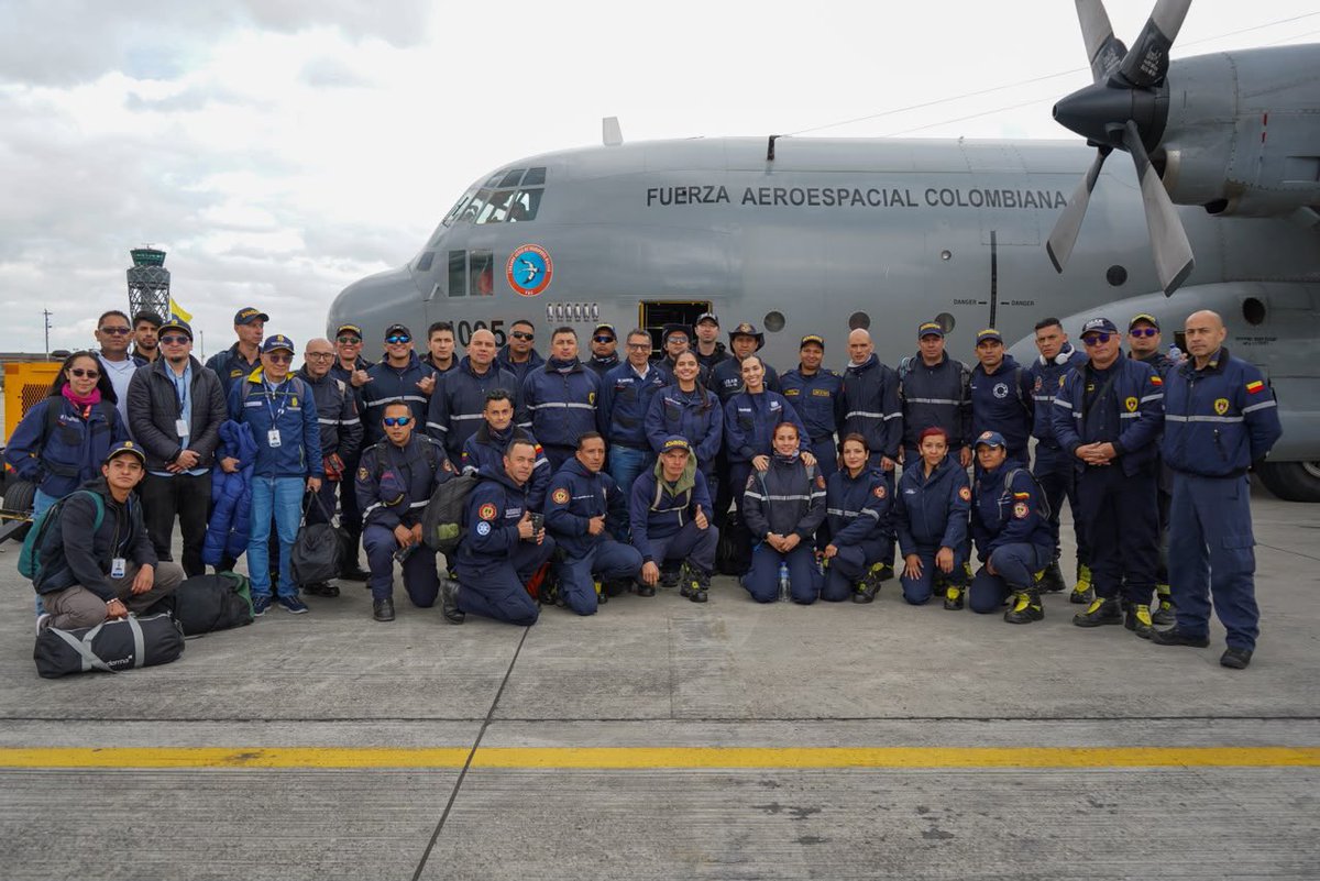 CarlosFGalan's tweet photo. A esta hora, un equipo de 46 personas, incluidos 43 uniformados de @BomberosBogota viajan a Pereira a apoyar con las labores de búsqueda y rescate. 

Estamos todos juntos en esto. https://t.co/3rlvMppJCC
