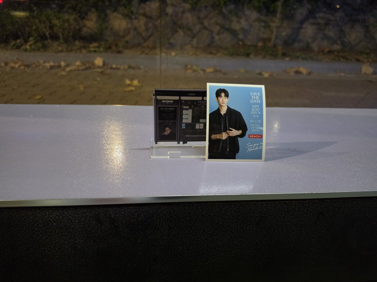 DallyeoHu's tweet photo. 리버하우스 버스정류장🚌
26.7.13~26.8.12 
준비해주신 일본홍콩팬분들 너무 감사합니다🫶❣️

#WeStandwithKimSooHyun
#김수현 #KimSooHyun
#キムスヒョン #金秀賢
#WeStandwithKimSooHyun
#KnockOff #김수현데뷔19주년축하해 https://t.co/h0nk2pa9IH