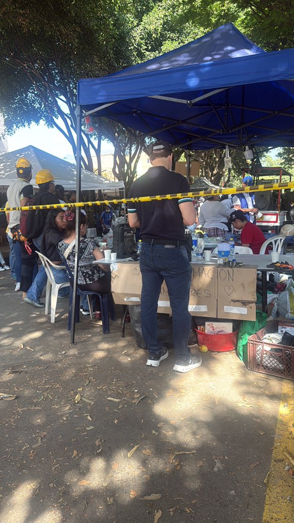 DTNoticiasCali's tweet photo. 🚨 Una de las caras de la tragedia en Cali.

En la Avenida Guadalupe con Calle 5 continúan las labores de búsqueda y rescate. Aún hay personas atrapadas bajo los escombros, mientras familiares esperan noticias.

#DTNoticiasCali #Cali #SismoCali https://t.co/NfRMpKHahE