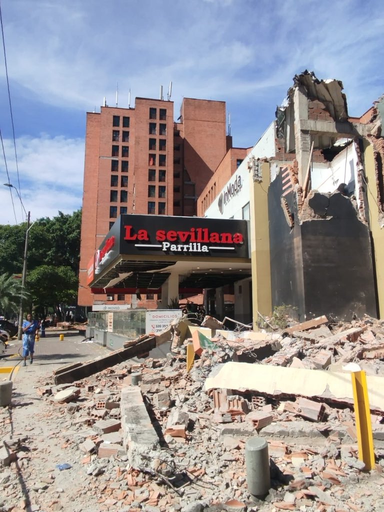 DTNoticiasCali's tweet photo. 🚨 Una de las caras de la tragedia en Cali.

En la Avenida Guadalupe con Calle 5 continúan las labores de búsqueda y rescate. Aún hay personas atrapadas bajo los escombros, mientras familiares esperan noticias.

#DTNoticiasCali #Cali #SismoCali https://t.co/NfRMpKHahE